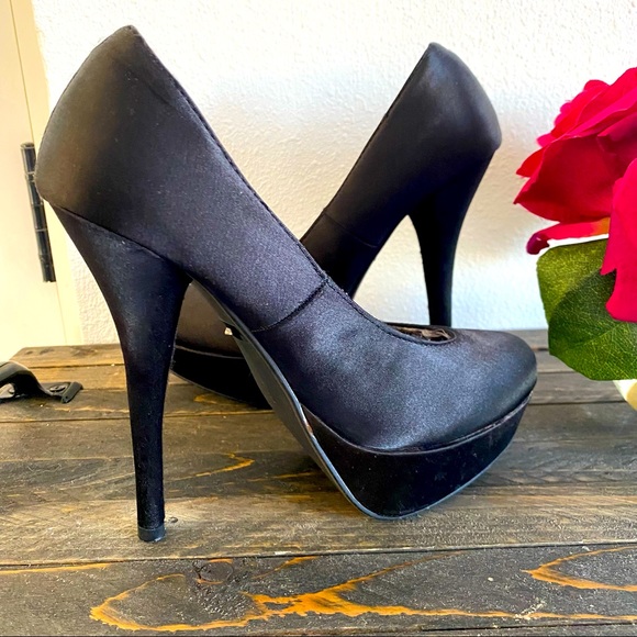 Traffic Satin Pumps (Size 6).🌹 - Picture 7 of 16